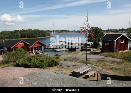 Bateaux à voile et bateaux à rames en bois fixé à un Rödhamn à l'archipel en Lemland sur l'île d'Aland en Finlande Banque D'Images