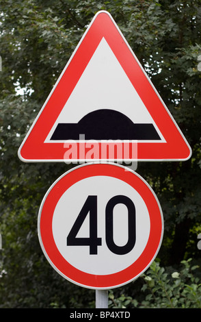 Panneau d'avertissement de limite de vitesse et signe. Banque D'Images