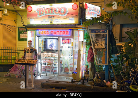 Salon de tatouage asiatique dans la nuit Banque D'Images