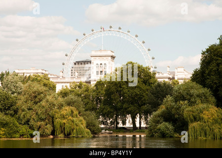 St James Park Lake avec vue sur l'Oeil de Londres, Angleterre, RU Banque D'Images