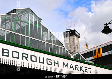 Le Shard en construction à Borough Market en premier plan Banque D'Images