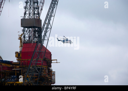 Sikorsky S 92 Bristows Sterne atterrissage sur une plate-forme en mer du Nord Banque D'Images