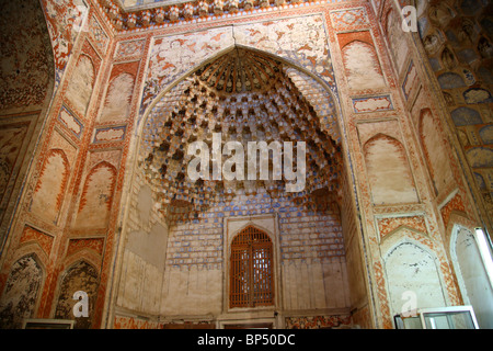 Très décoratif et un plafond à motifs géométriques et mur de Boukhara Boukhara, Ouzbékistan, Madrassa. Banque D'Images