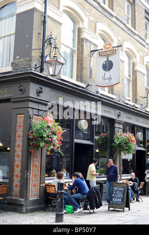 Chaussée de coin café sur Flask Walk, Hampstead Village, Londres. Banque D'Images