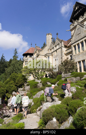 Cragside Northumberland historic house UK - les gens dans le jardin de rocaille Banque D'Images