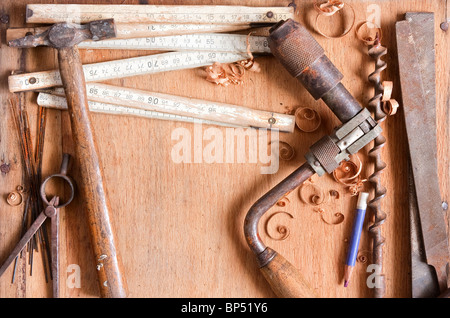 La nature morte composition de grungy vieux outils à main sur la texture du bois, de l'espace vide pour le texte Banque D'Images