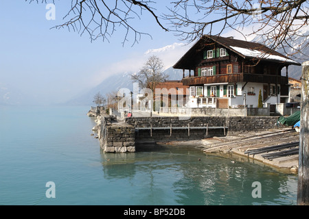 Chalet Suisse typique à proximité du lac de Brienz, dans la ville de Brienz, Canton de Berne, Suisse. Banque D'Images