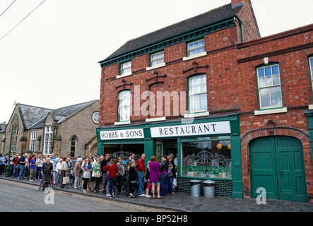 Visiteurs queue devant un poisson et chip shop dans le Black Country Museum Dudley West Midlands England uk Banque D'Images