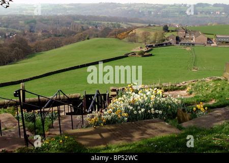 Royaume-uni, Angleterre, Stockport, Cheshire, Mellor, vue de St George's Church à travers les terres agricoles Banque D'Images