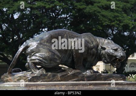 Ancienne statue de lionne féroce sauvage en Inde Banque D'Images