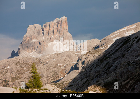 Passo Falzarego et les montagnes au sud de l'île, les Dolomites. Banque D'Images