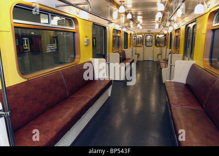 Moscou, Russie, 2010 : Vintage car, réplique du premier train 1934, part marquant le 75e anniversaire du métro de Moscou. Banque D'Images