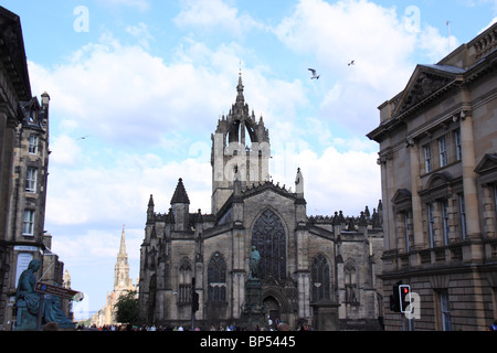 La cathédrale St Giles dans le Royal Mile, Edinburgh le long avec les immeubles voisins. Banque D'Images