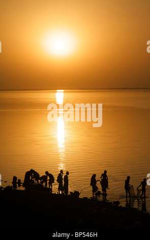 Les gens lave-dans la rivière Niger au coucher du soleil pendant le festival sur le niger, Ségou, Mali, Afrique de l'ouest Banque D'Images