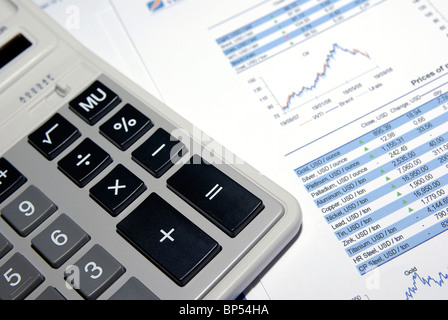 Calculatrice et rapport d'analyse financière. Conceptuel. Banque D'Images