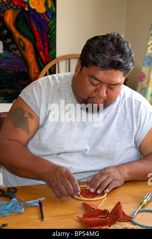 L'élaboration d'un homme autochtone Pueblo dreamcatcher à San Felipe Pueblo, New Mexico, USA. Banque D'Images