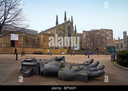 La sculpture à la main et St Mary's Roman Catholic Cathedral, Édimbourg Banque D'Images