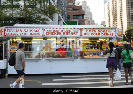 Un fournisseur d'aliments lors d'une foire de rue à Manhattan. 14 août, 2010 Banque D'Images
