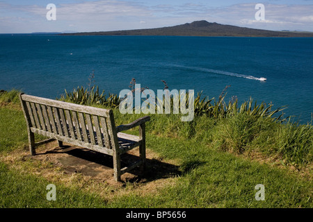 L'île volcanique de Rangitoto à Auckland bay à plus de North Head. Banque D'Images