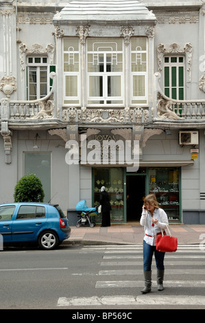 Boutique de l'Art Nouveau (avant 1914) par Enrique Nieto, d'une Espagnole sur téléphone passage piétons, High Street, Melilla, Espagne Banque D'Images