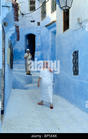 Couple de femmes marocaines ou voisins Rencontrez & Chat dans les étroites rues Bleu de Chefchaouen, Maroc Banque D'Images