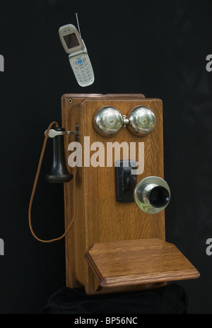 Vieux mur en bois avec téléphone portable affiche Banque D'Images