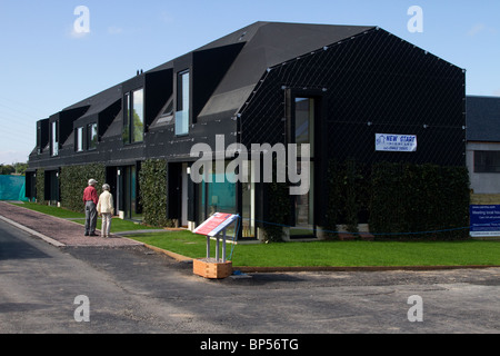 Nouveau concept moderne maisons. Terrasse 'Stealth' Eco architecture domestique à Scotland's Housing Expo, Milton de Leys, Invernesss, Ecosse, Royaume-Uni Banque D'Images