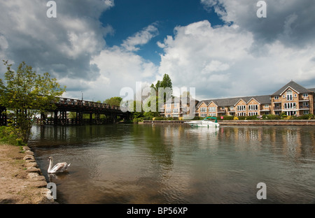 Des appartements modernes sur les rives de la Tamise à Walton Bridge, Walton on Thames, Surrey, UK Banque D'Images