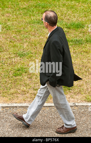 Vue supérieure de l'homme marchant le long trottoir - France. Banque D'Images