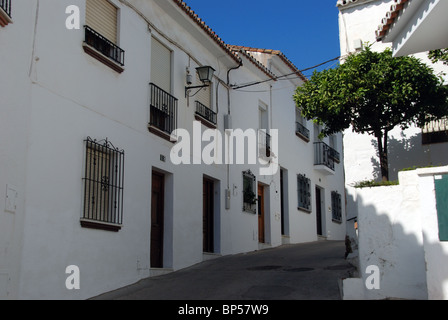 Village-rue, Benalmadena Pueblo, Costa del Sol, la province de Malaga, Andalousie, Espagne, Europe de l'Ouest. Banque D'Images