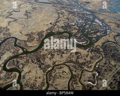Montana aérienne de la rivière Missouri d'amont. La limite ouest des grandes plaines. Banque D'Images