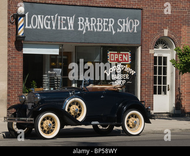 Un modèle Vintage Ford garée en face de l'ancien salon de coiffure shop USA Banque D'Images