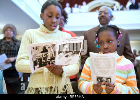 Les jeunes sœurs chanter lors d'un programme à l'Hôtel de Ville de Milford CT en se rappelant le Dr Martin Luther King, leader des droits civils, qui a été tué en 1968. Martin Luther King Day est désormais une fête nationale aux États-Unis.