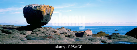 Haida Gwaii (îles de la Reine-Charlotte), le nord de la Colombie-Britannique, British Columbia, Canada - Rock 'balance' près de Skidegate sur l'île Graham Banque D'Images