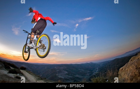 Vélo de montagne professionnel Richie Schley équitation dans Laguna Beach, en Californie. Banque D'Images