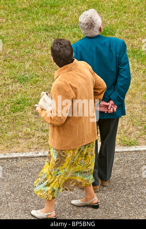 Vue aérienne de l'homme et la femme debout et a fixer - France. Banque D'Images