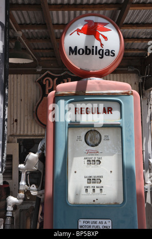 Ancien distributeur de carburant de Mobilgas dans une station d'essence, micocoulier, USA Banque D'Images