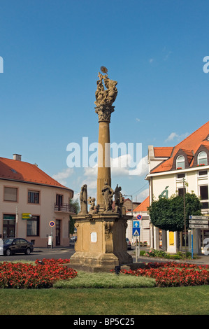 La colonne de la Sainte Trinité à Fő tér (Fo ter) Square à Keszthely, Hongrie Banque D'Images