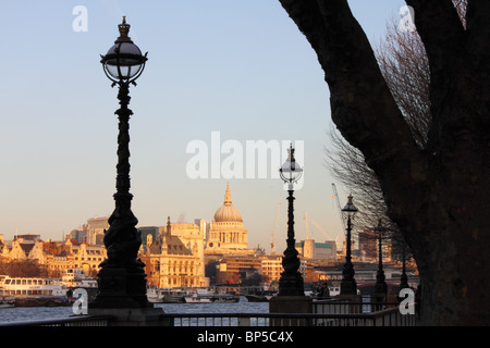 Vue sur la Tamise à Saint Paul's Cathedral à partir de la rive sud, avec lampe posts et une partie de l'arbre en premier plan, Londres Banque D'Images