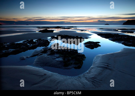 Crépuscule sur la plage de Polzeath, North Cornwall, marée basse. Banque D'Images