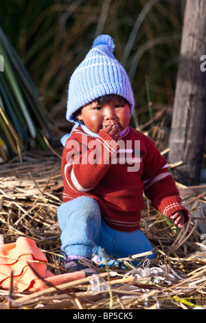 Un portrait d'un garçon de l'Uro de gens les îles flottantes de la partie péruvienne du lac Titicaca. Banque D'Images