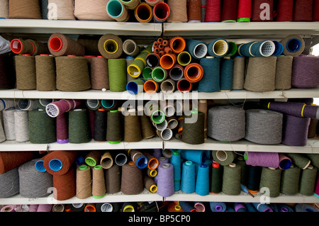 Une multitude de laines de couleur à Beanish Tweed, Isle Of Lewis, Western Isles, Hedrides l'Ecosse. 6305 SCO Banque D'Images