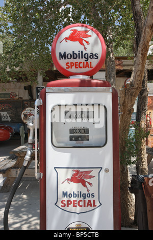 Ancien distributeur de carburant de Mobilgas dans une station d'essence, micocoulier, USA Banque D'Images