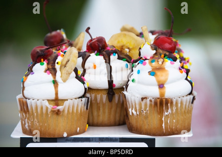 Un plateau de petits gâteaux à la crème glacée s'affiche du marché agricole dans la région de Miami, Washington. Banque D'Images