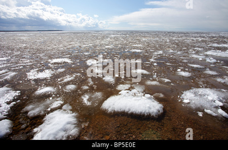 Blocs de fonte de la glace de mer montent à la côte , Finlande Banque D'Images