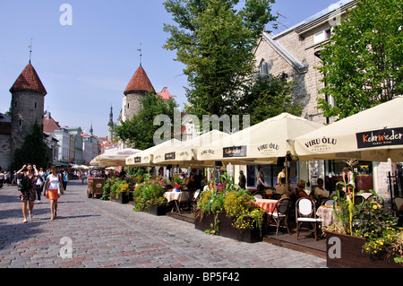 Restaurants en plein air par la Porte Viru, Vieille Ville, Tallinn, Tartu County, République d'Estonie Banque D'Images
