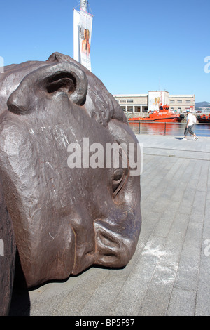 Front de mer à Vigo, avec la tête d'El Banista del Arenal sculpture de Leiro, centre commercial moderne et vieux port de bâtiments. Banque D'Images