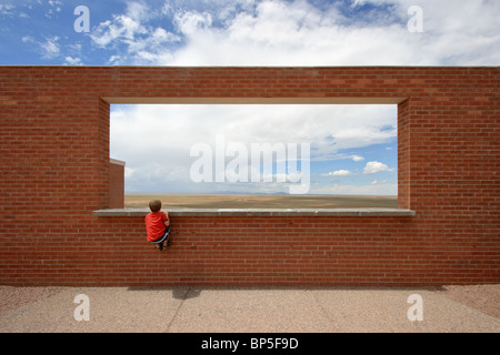 Jeune garçon sur un mur d'escalade, Winslow, USA Banque D'Images