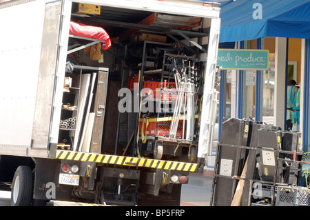 Un camion avec movie studio équipement pour un lieu de tournage est stationné à Orange, en Californie près d'un tournage de film. Banque D'Images