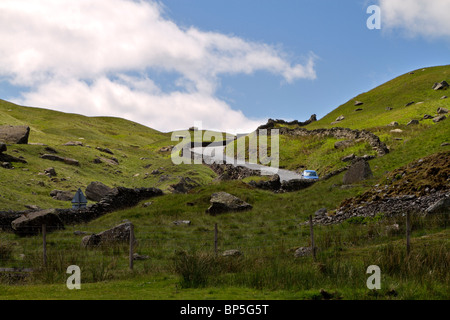 Le sommet de la Puce, Cumbria. La route sinueuse monte le plus haut col dans le Lake District. Banque D'Images